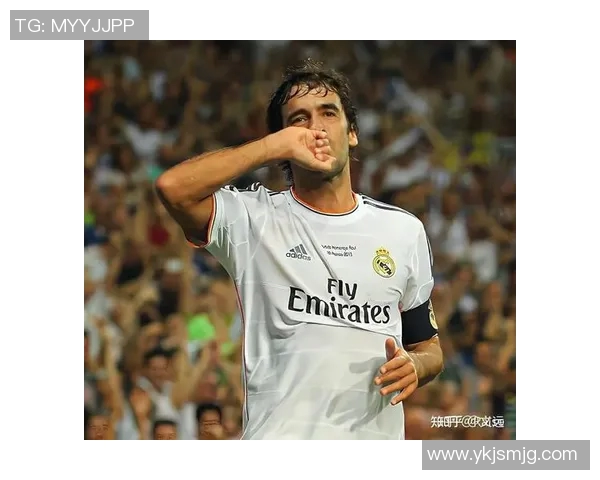 足球明星激情舞动庆祝瞬间展现球场魅力与热情的完美结合 足球明星激情舞动庆祝瞬间展现球场魅力与热情的完美结合